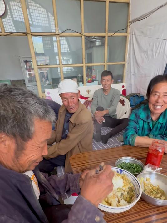 大春家开始切红皮土豆籽,大娘们来帮忙,早饭吃了大米猪肉烩菜