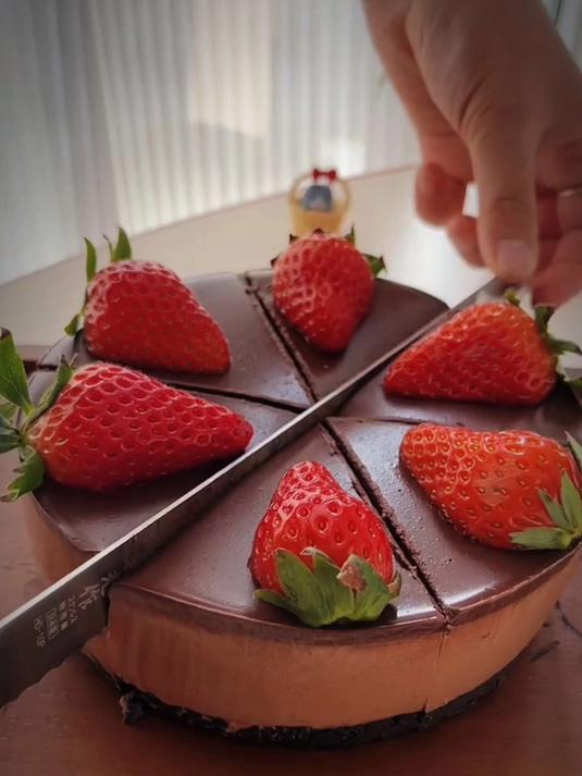 今天给大家分享一个简单的巧克力蛋糕做法