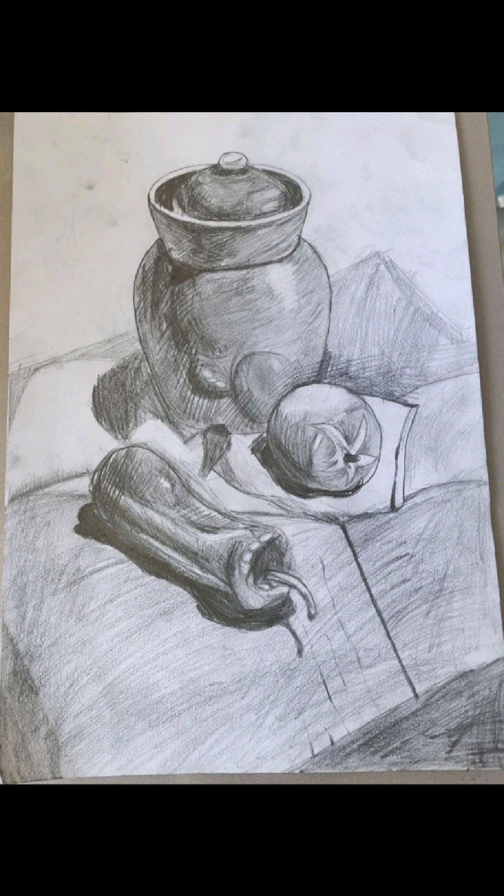 宝贝10岁,学画画四年,三年前画的那幅人物素描,现在画的坛子蔬菜,感觉进步不大呀!