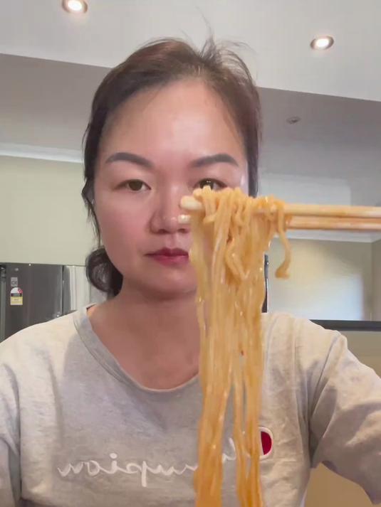 今天晚餐吃小龙虾,看看我家三个老外的反应?