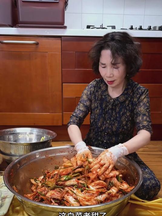 婆婆说今天用“金”白菜做现吃泡菜