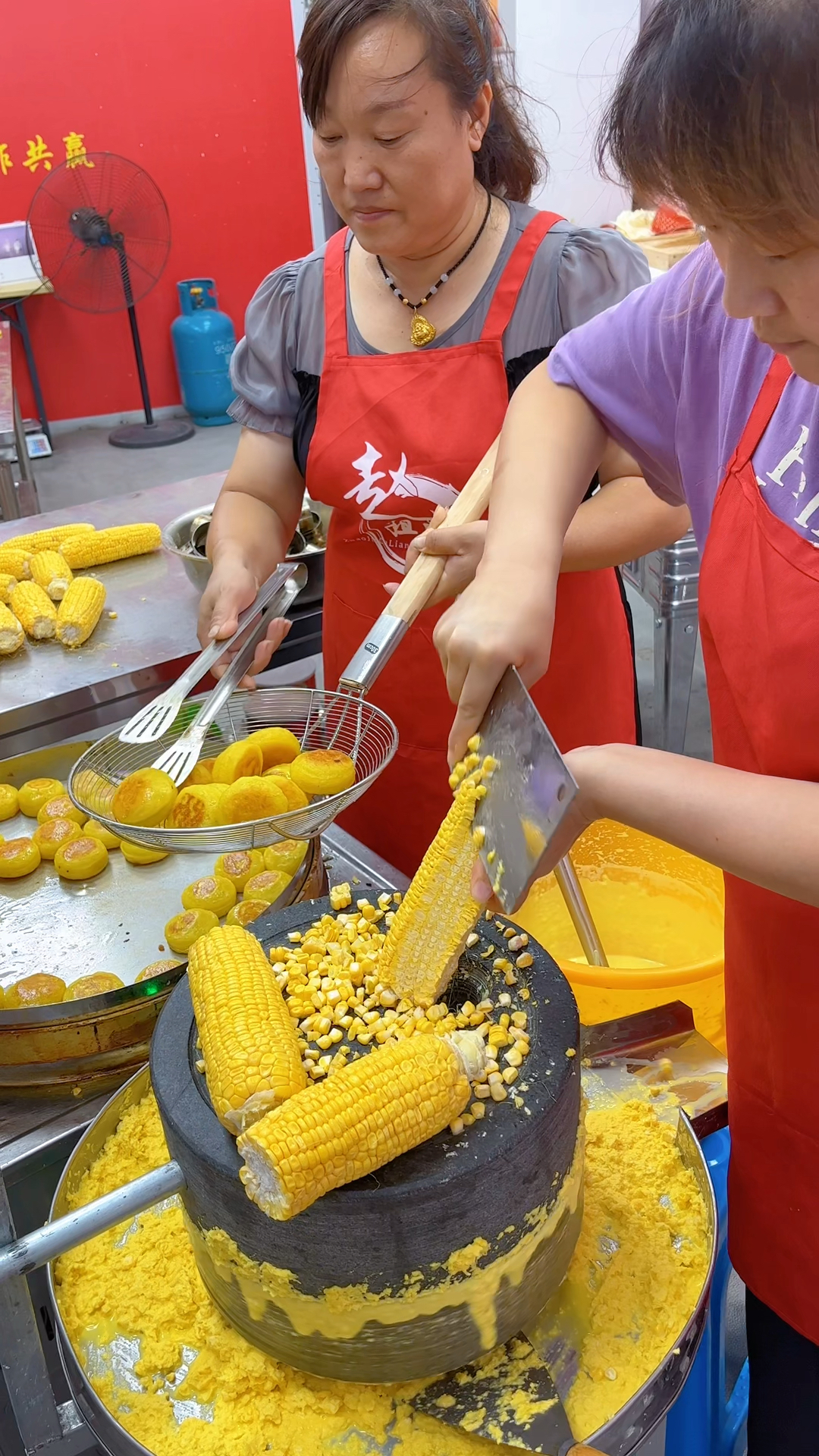 在家没事做可以学这个手艺,石磨黄金玉米饼,新鲜玉米磨浆制作,香甜可口