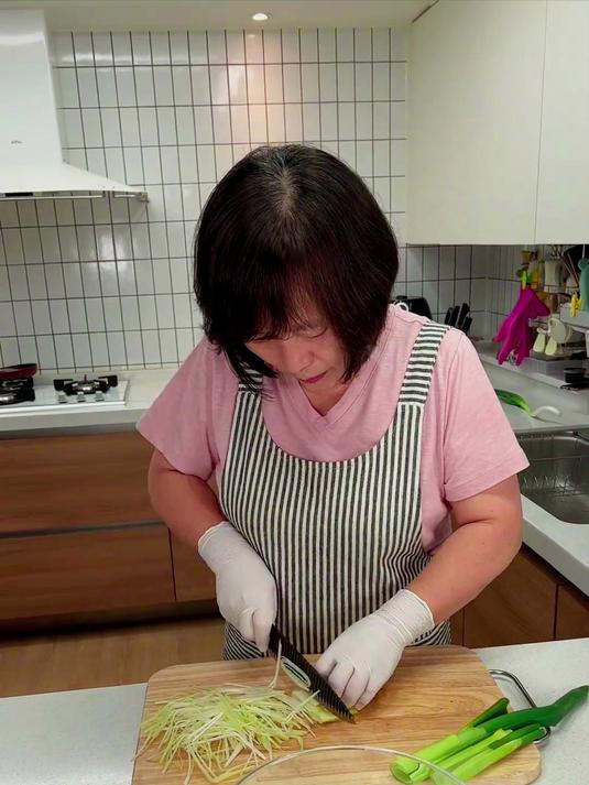 韩国婆婆做了酱汁烤五花肉配上经典拌葱丝真的真的太好吃了