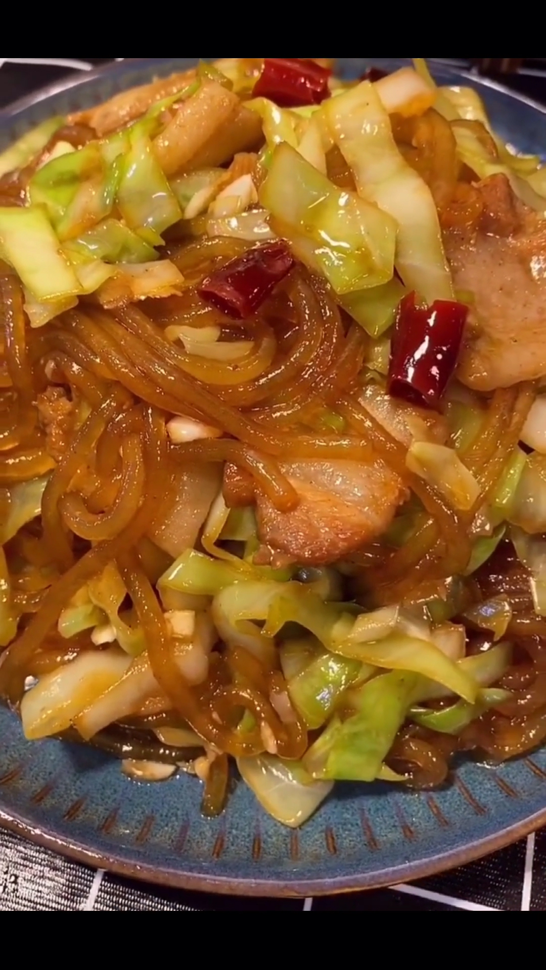 甘蓝炒粉条这样做,非常下饭,家人都喜欢