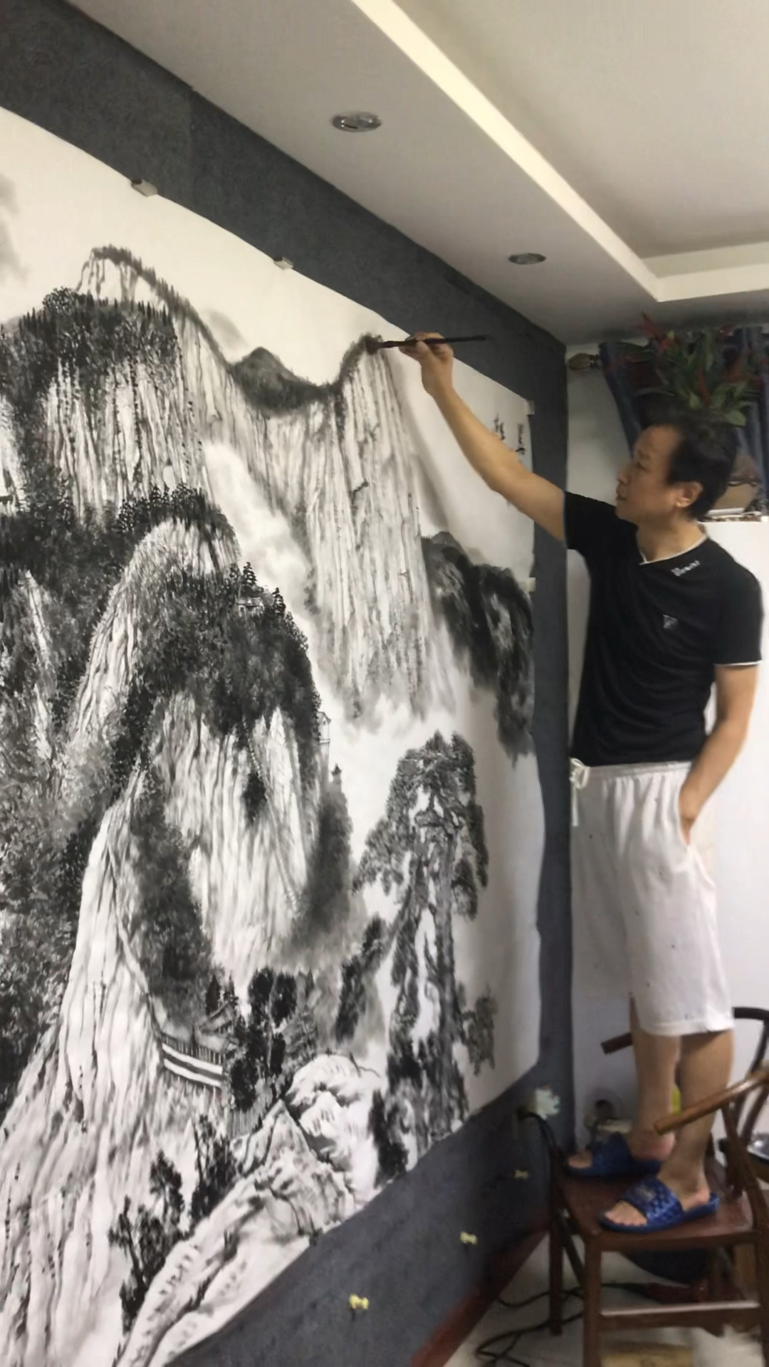 秦洪彬激情创作华山雄姿