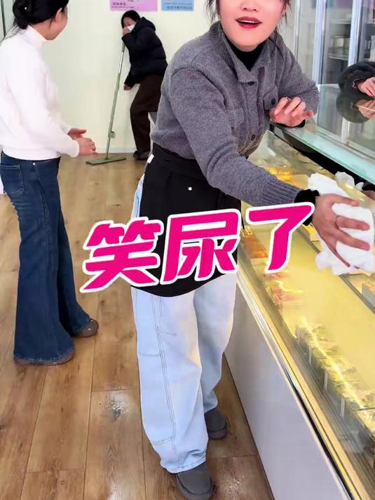 老baby过寿拿蛋糕,整蛊蛋糕老板娘