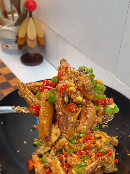 这是最近比较火的香煎鸡翅做法