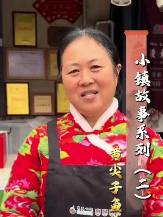 这煎饼里面卷的不只是小葱香椿黄尖子鱼,更是咱心里的热乎气儿
