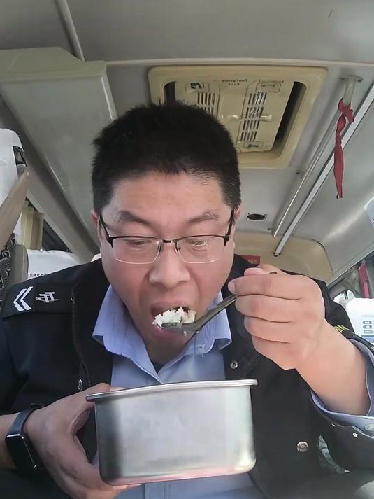 儿子又来送饭啦！今天又是周末媳妇儿给做的冬瓜炖排骨，清炒土豆丝，生姜蘸酱，一杯茉莉花茶，