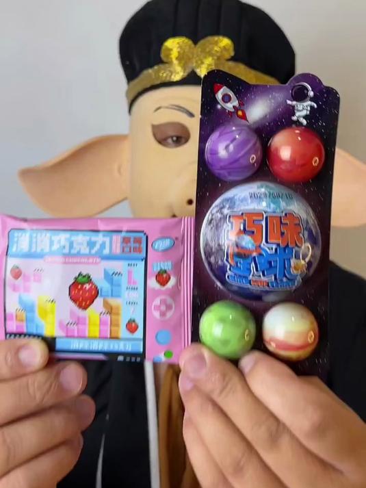 草莓味的巧克力好吃一些