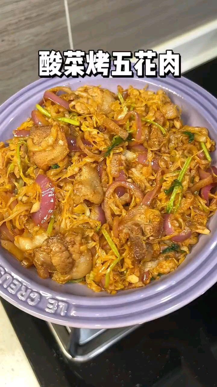 东北名菜酸菜烤五花肉