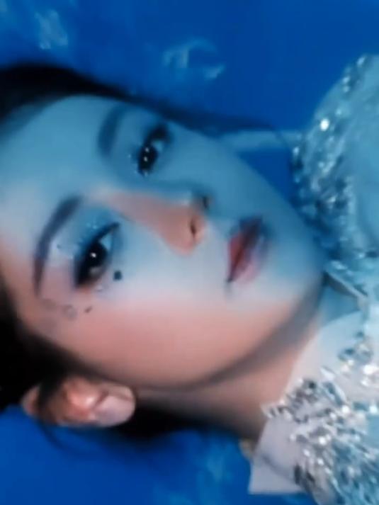 好美的人鱼公主，迪丽热巴春晚造型内娱颜值名场面又加一，蓝色眼妆无敌#2026年央视春晚#