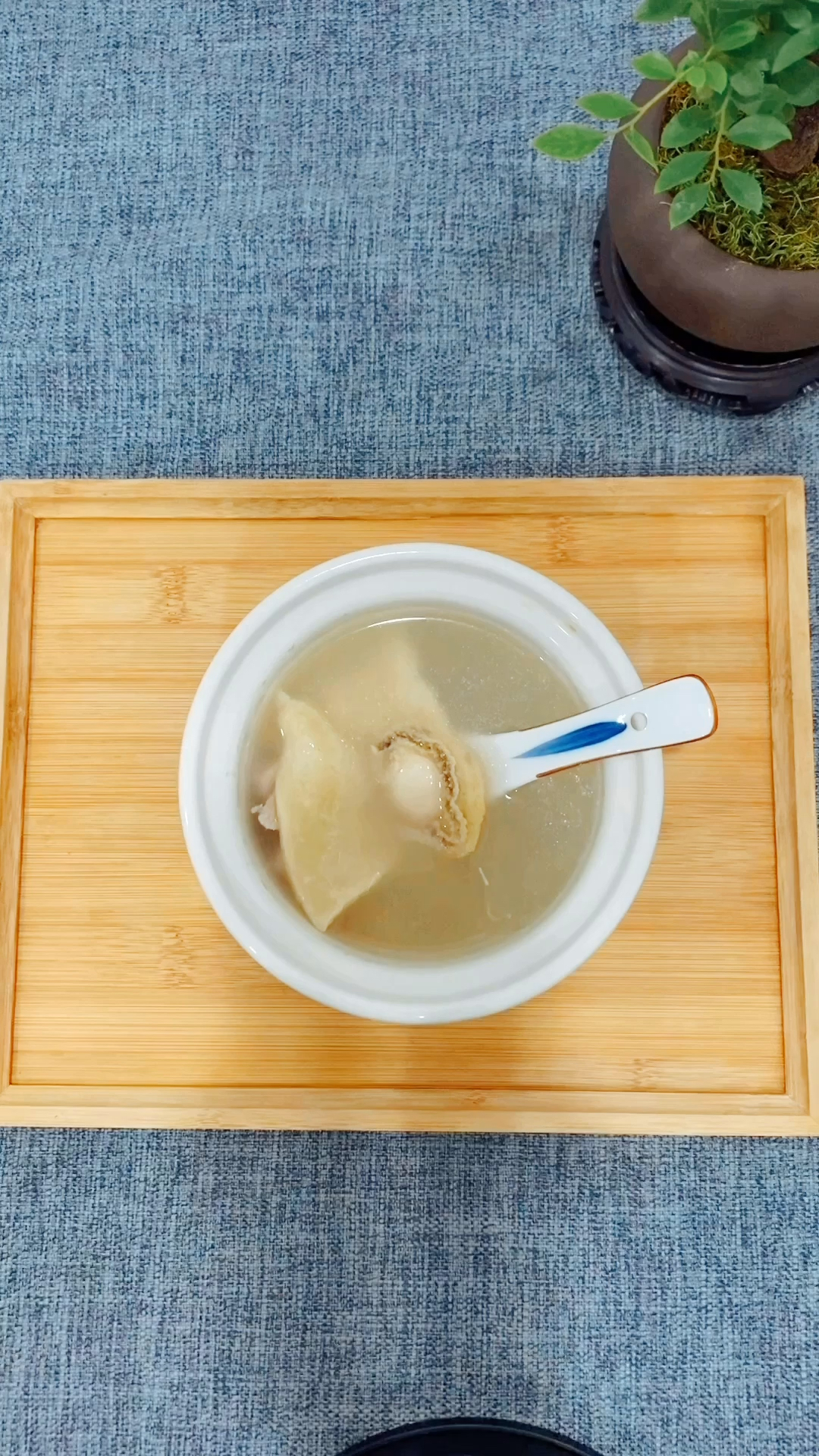 冬季进补,滋补汤水,暖心推介:花胶鲍鱼炖瘦肉汤