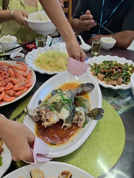 带婆婆自驾游700公里到广西北海,吃海鲜鱼生是什么样的体验?