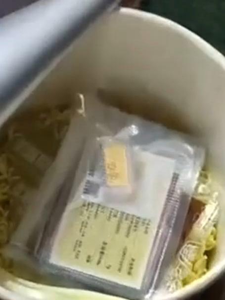 男子买两桶泡面,没想到意外中了金条,网友:这也太幸运了