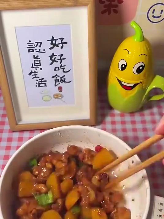 土豆烧鸡块,素炒四季豆,鸡翅根鲜中带一点甜,土豆软糯!