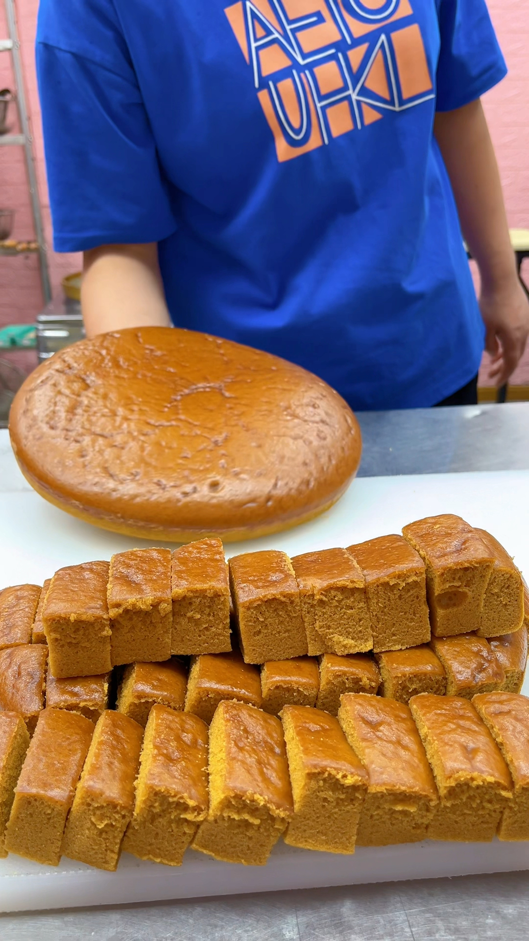 马拉糕做法:面粉500克,酵母10克,白糖20克,泡打粉8克,小苏打2克,木薯粉10克