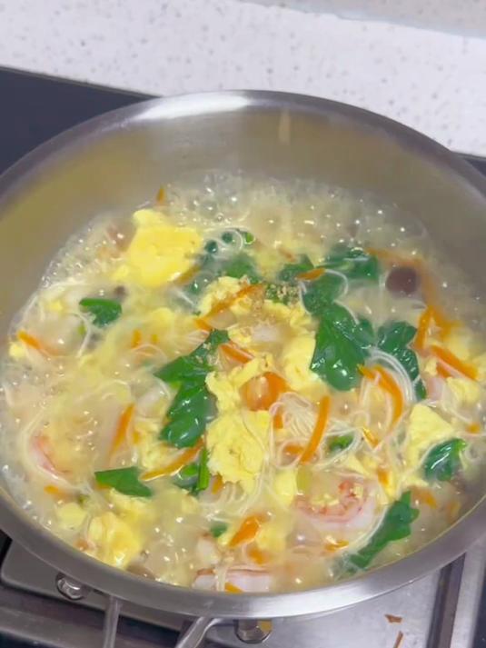 非常适合夏天的宝宝辅食鲜虾菌菇汤面!好吃到续碗～