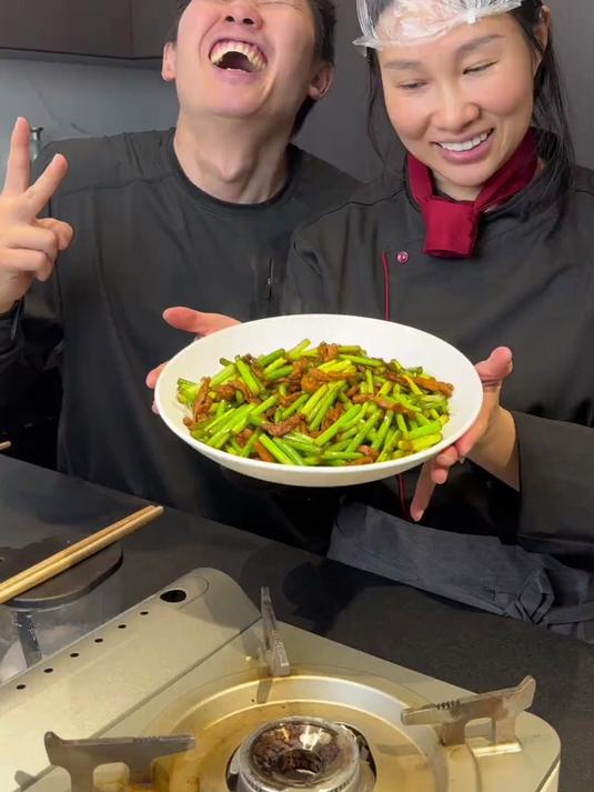 教媳妇做蒜苗炒肉盖饭