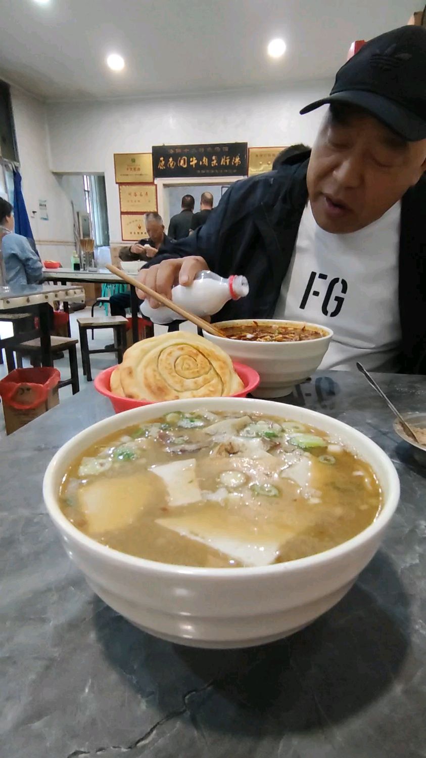 洛阳八大汤之一牛肉杂肝汤,双椒老豆腐挂点油,喝起来可带劲儿。