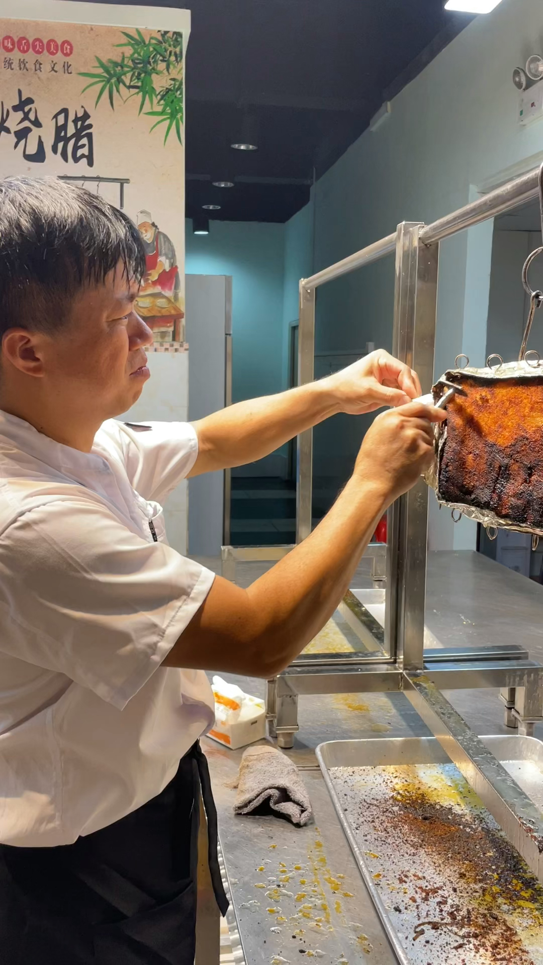 广西学员学习澳门烧肉刮焦、摆盘，特地广西过来，就是想学好技术回去创业！