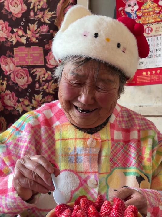 带奶奶吃年轻人流行的草莓蛋糕