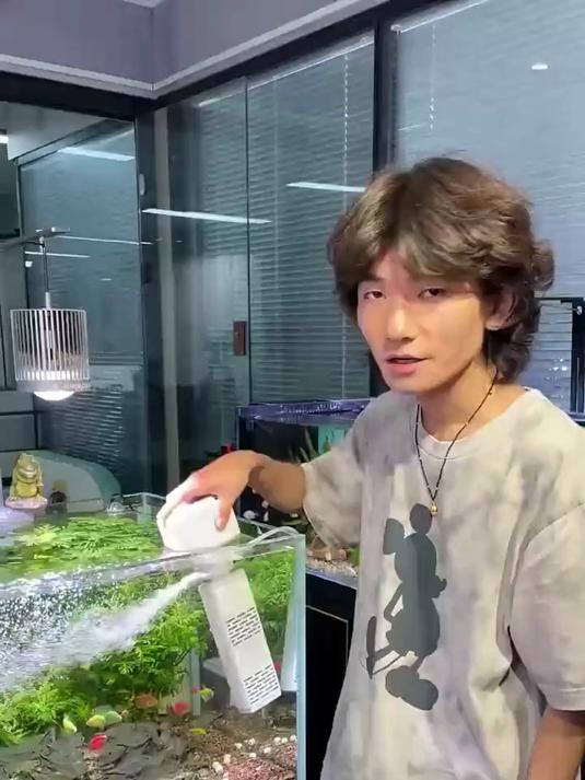 鱼缸经常换水现在过时了试试四合一过滤器,一键帮你吸粪换水送氧