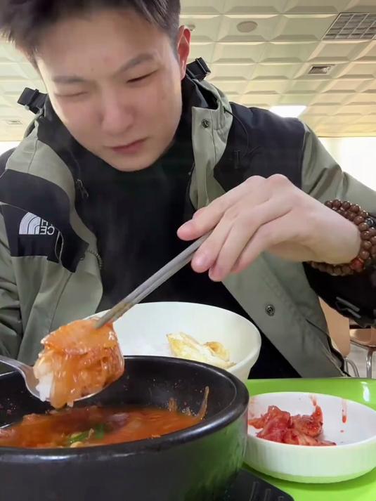 马上被泡菜腌入味了……炸串登场!饭店老板今日限定菜单
