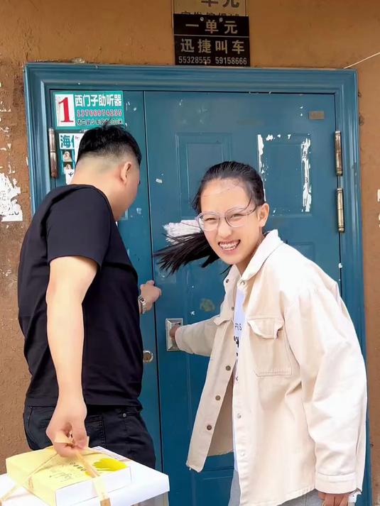 子晴姐姐过生日,准备了蛋糕和礼物。祝我外甥女生日快乐