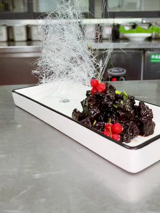 酱牛肉粒配方：卤牛腱500克（切粒高温炸后焯一下水）水250克，白糖200克，麻辣上汤60
