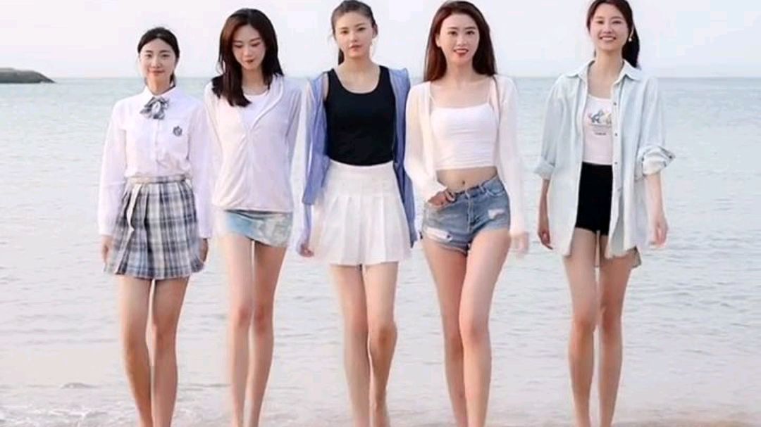 大海里全是水,沙滩上全是腿!海里有鱼,海岸有美人鱼! 这么多青春靓丽的美女你会选哪个?说说
