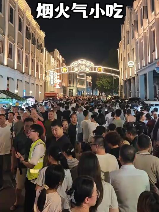 逛爆赣州标准钟夜市!从街头吃到巷尾,每口都是老赣州的烟火味!