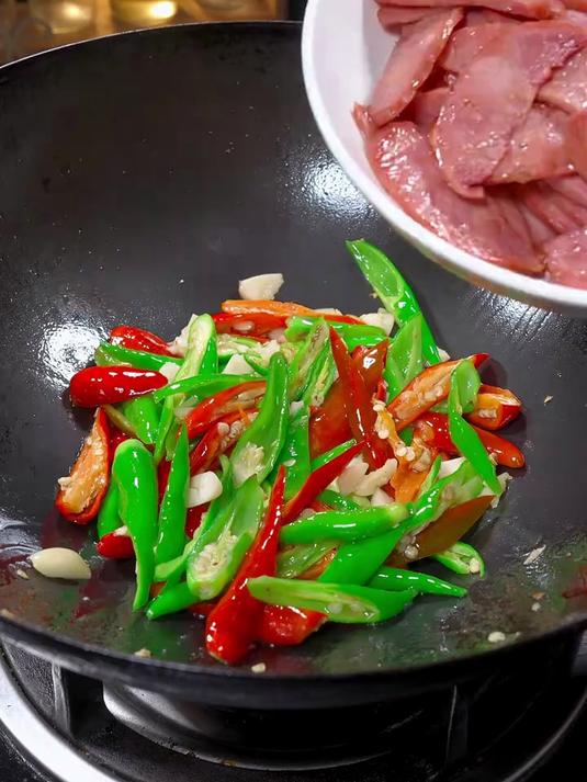 看看我今天炒的辣椒炒火腿肠香辣入味