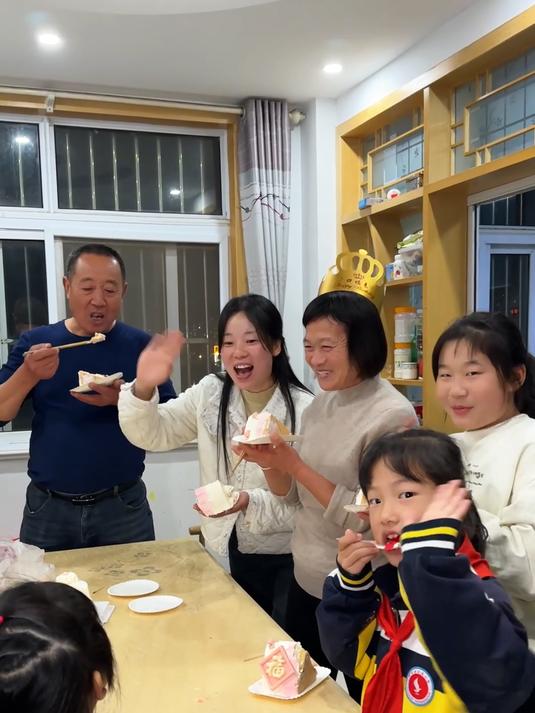 今天是妈妈61岁生日,买个蛋糕和孩子们一起去祝贺,人多就是热闹