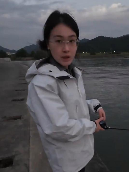 女生爱钓鱼到底能有多疯狂