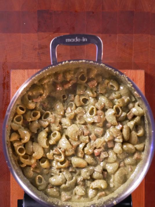 奶油罗勒青酱意面配鸡肉午餐肉