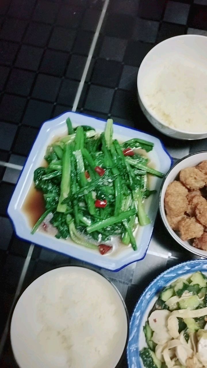 给孩子们做的清炒油麦菜、肉丸子、鸡肉、蘑菇烧油菜、凉拌黄瓜豆腐皮豆腐卷,开吃