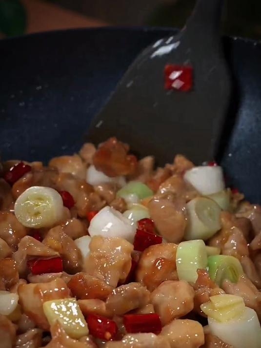 今天给大家分享一个宫保鸡丁的做法