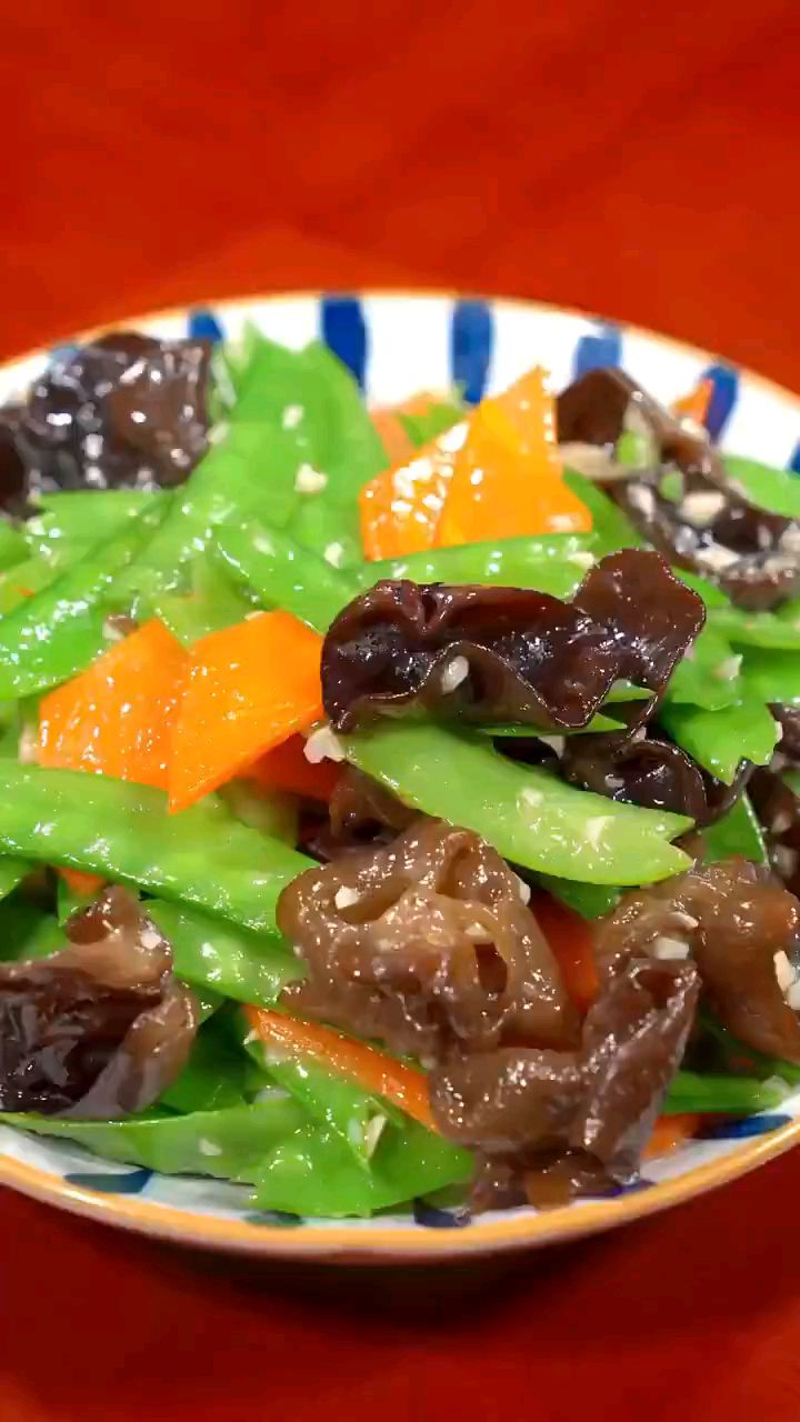 色香味俱全了,荷兰豆炒木耳