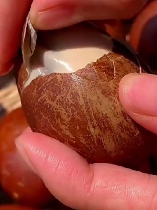 你吃过这种流油的烤鸭蛋吗?软糯鲜香、流油起沙,可好吃了