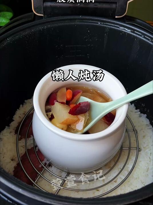 电饭煲小吊梨汤,做法简单又好喝,梨肉软糯香甜,银耳胶质满满