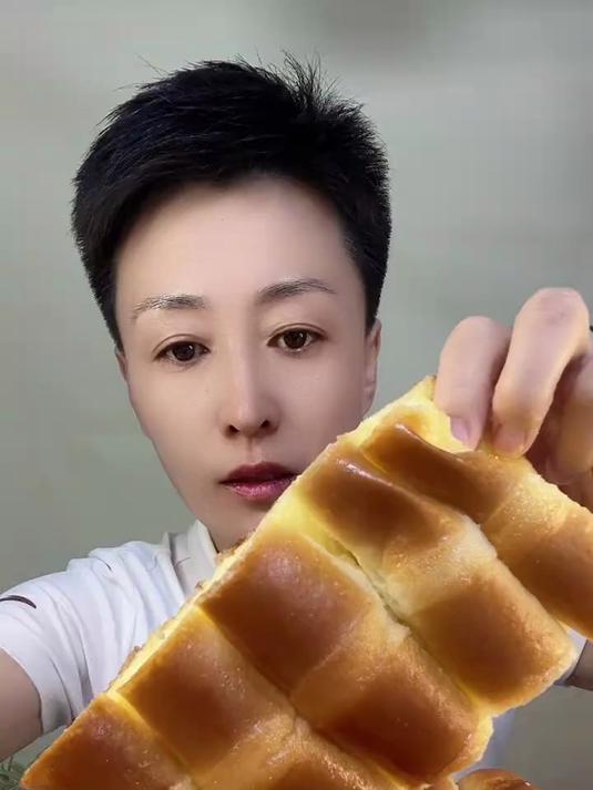 维多利亚面包鸡蛋牛奶揉团烤至软嫩暄软撕开如云甜香漫手