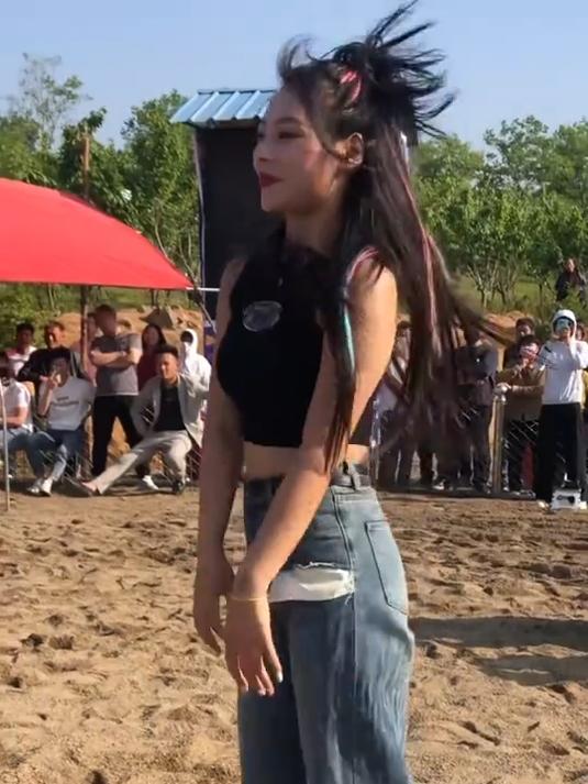 美女vs帅哥摔跤
