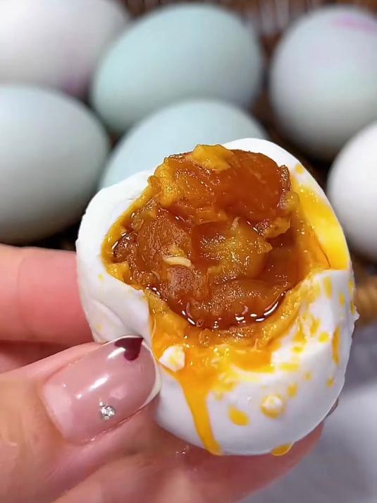 北海烤海鸭蛋上新！颗颗流油，超解馋～