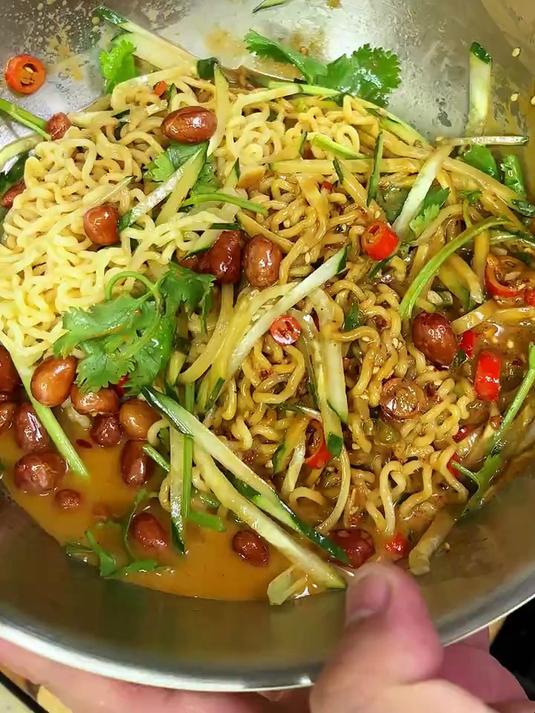 天热不想吃饭的时候都去做这个麻酱拌面