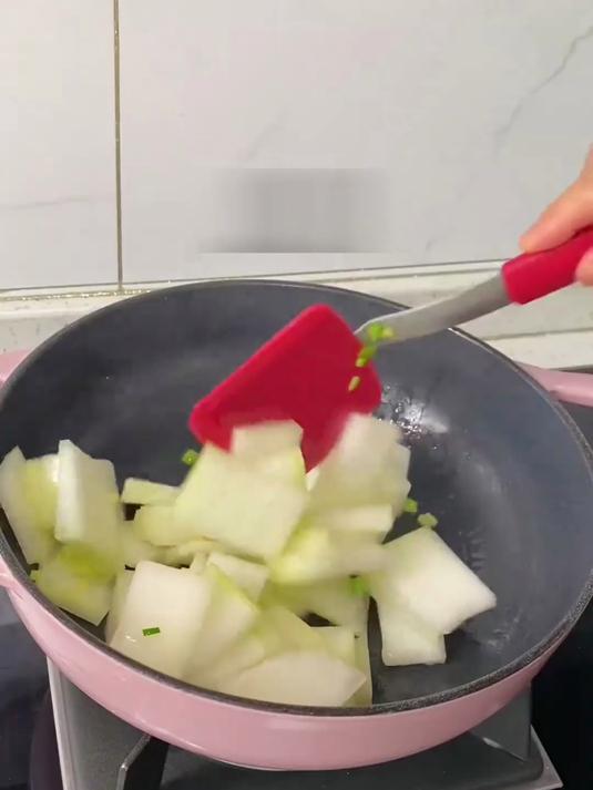 夏季清热祛湿！冬瓜海带汤搭配薏米，效果升级