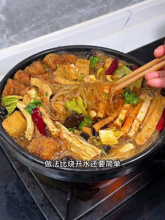 天凉了就喜欢吃这个热乎乎的砂锅炖菜