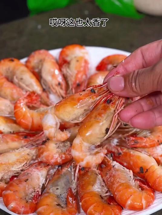 这个盐焗大虾是真的好吃，肉质紧实