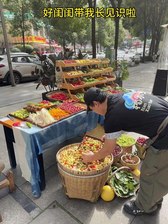成都街头现舂酸汤锅底,料好多!