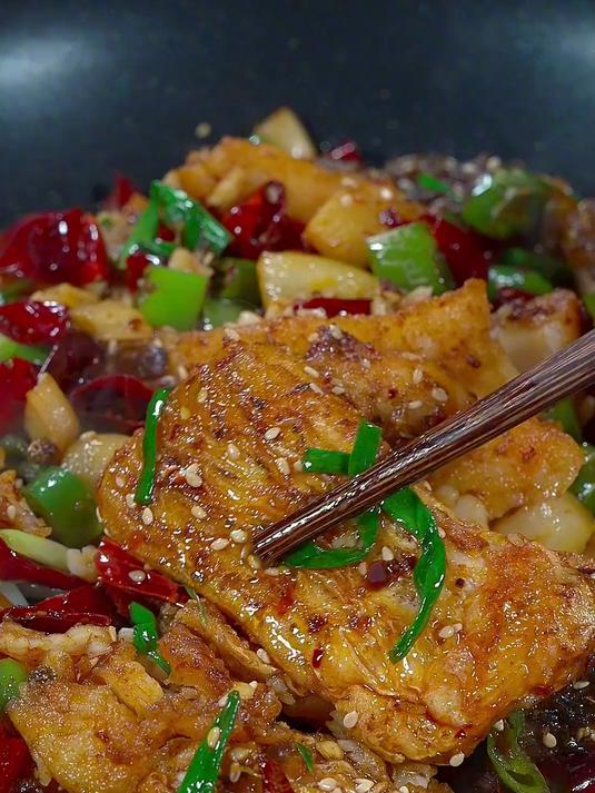 这样做的干锅鱼外酥里嫩,下酒又下饭